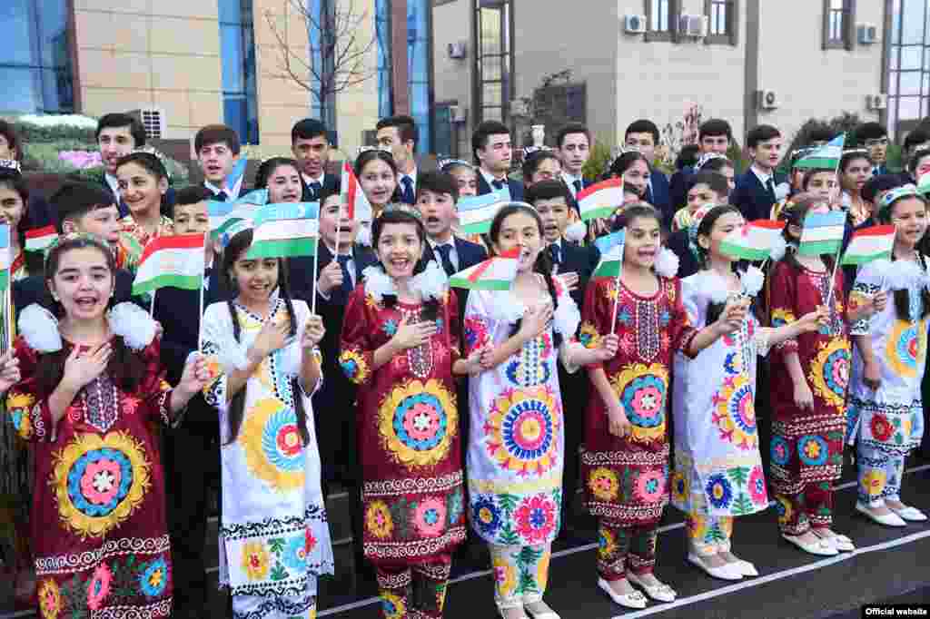 Мурдагы президент, маркум Ислам Каримовдун маалында эки өлкө ортосундагы алакалар начарлап кеткен.