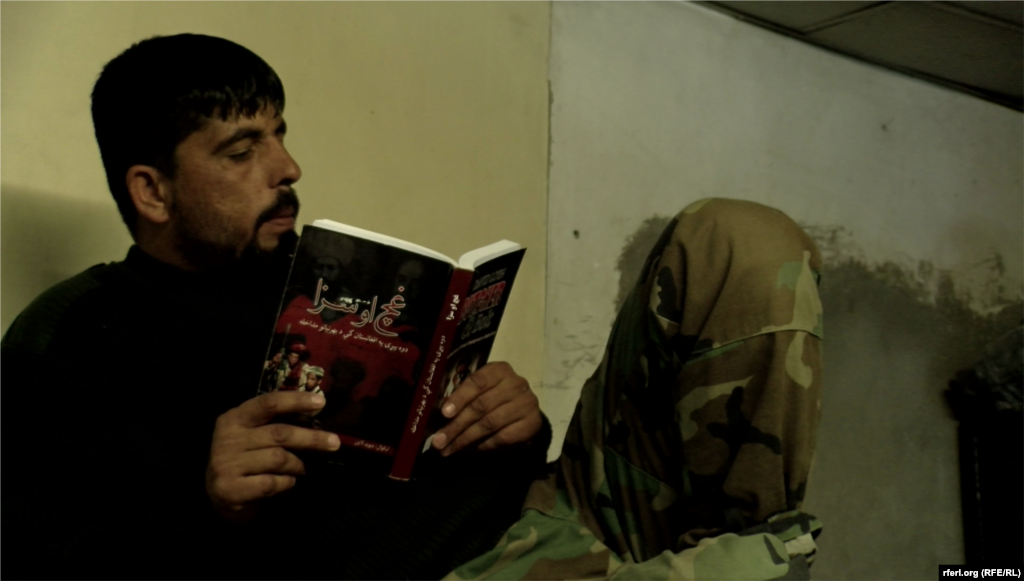 پتنگ قریشی هنگام مطالعه در خوابگاه&zwnj;اش