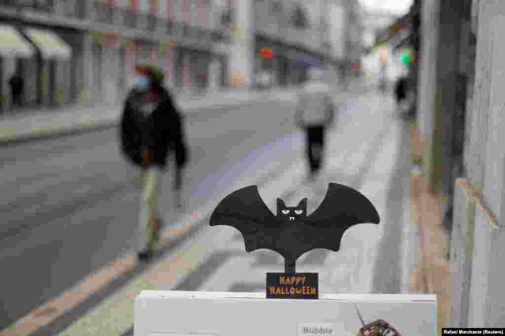 Португалія. Цей кажанчик із побажанням&nbsp;&laquo;Щасливого Геловіну&raquo; прикрашає вивіску одного з ресторанів у Лісабоні&nbsp;