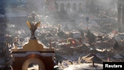 Төбөлсүздүк майданындагы антиөкмөттүк протестчилердин чатырлары. Киев, 4-январь 2014