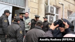 Fərid Mehralızadə məhkəmədən aparılır.