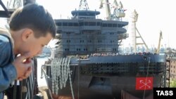 Главный вопрос, который профсоюз надеялся решить с помощью забастовки, – это многомиллионные долги по зарплате (На фото: верфи Балтийского завода в Петербурге, 2008 год)