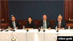 Вашингтондогу брифингдин катышуучулары: Еверетт Прайс (Хельсинки комиссиясы), Эрика Марат, Энтони Бойер, Марк Бехрендт (оңдо)