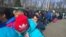 Очереди у здания миграционного центра "Сахарово" 