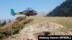 Шурф, сделанный буровой установкой на смотровой площадке Сухого хребта, и вертолет, доставивший иностранцев-геодезистов. Алматы, 9 октября 2013 года.  