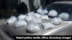  تصویر آرشیف: مواد مخدر نوع شیشه که قبلأ در کابل کشف و ضبط گردیده است. 