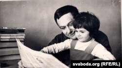 Іван Мележ з дачкой Ларысай. 1965 г. З фондаў БДАЛМ 