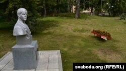 Справа ад помніка Казею – пагорак, пад якім ляжаць Чапскія