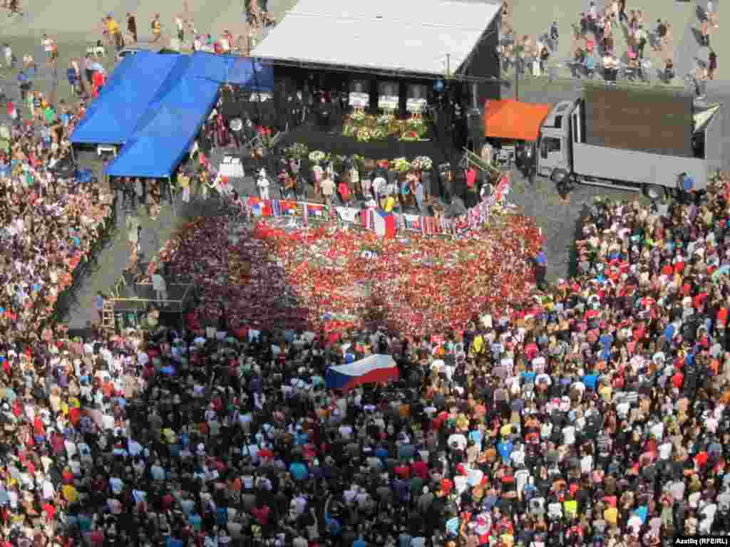Русиянең &quot;Локомотив&quot; (Ярославль) такымында уйнаган Йозеф Вашичек, Ян Марек, Карел Рахунек белән хушлашырга 11 сентябрь Праганың Искешәһәр мәйданына меңнәрчә кеше килде.