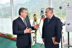Prezident Shavkat Mirziyoyev o‘zi ta’sis qilgan "O‘zbekgidroenergo" AJ raisi Abdug‘ani Sanginov bilan u qurgan To‘palang suv omborida.