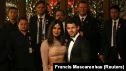 Индиялык таанымал актриса, ырчы Приянка Чопра жана анын жолдошу, америкалык ырчы Ник Жонас. Мумбай. 12-декабрь, 2018-жыл.