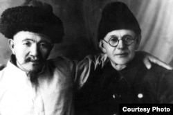 Рудольф Маречек жана ага тилмеч болуп Үч-Турпанга барган Амандык Канаев.