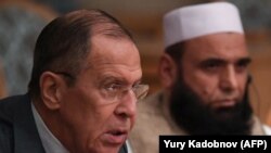 واشنگتن پُست: سرگی لاوروف وزیر خارجه روسیه در حالی که میان نماینده گان شورای عالی صلح افغانستان و طالبان نشسته بود، وعده داد که برای یک افغانستان متحد و صلح آمیز کار خواهند کرد.