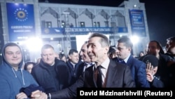 Экс-премьер Грузии Бидзина Иванишвили приветствует сторонников кандидата Саломе Зурабишвили, которую поддержала его партия «Грузинская мечта». Тбилиси, 28 ноября 2018 года.