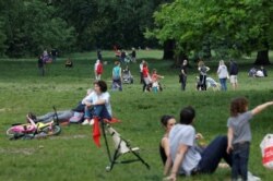 Парижане в одном из городских парков накануне снятия карантина, 10 мая 2020 года