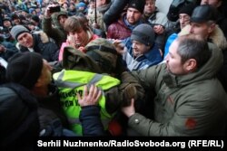 Сутички прихильників Міхеїла Саакашвілі з правоохоронцями біля входу до Міжнародного центру культури і мистецтв (Жовтневого палацу). Київ, 17 грудня 2017 року