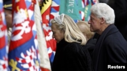 АКШнын мурдагы президенти Билл Клинтон жана мамкатчы Хиллари Клинтон.