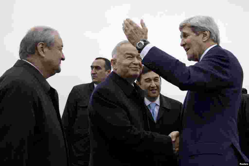 Осенью 2015 года государственный секретарь США Джон Керри нанес визиты во все пять государств региона, запустив новый формат диалога между Вашингтоном и столицами Центральной Азии.В Узбекистане Джона Керри у трапа самолета встречал лично президент страны Ислам Каримов. Пришедший к власти еще до развала СССР Каримов руководил страной больше четверти века (он умер в 2016 году). Его критиковали за авторитарный стиль правления и подавление инакомыслия.Бывший посол США в Узбекистане и Казахстане Джордж Крол писал в мемуарах, что Каримов стремился изолировать Узбекистан от внешних политических и экономических сил, страна долгое время оставалось закрытой, хоть и поддерживала дипломатические отношения с миром