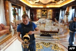 Активісти Самооборони Майдану в колишній резиденції Віктора Януковича після його втечі, лютий 2014 року