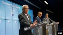 Еврокомиссиянын төрагасы Жан-Клод Юнкер, Европа кеңешинин башчысы Дональд Туск жана Евротоптун төрагасы Йерун Дейсселблум Брюсселдеги маалымат жыйынында