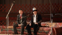 Зайырбек Ажыматов и Элмирбек Иманалиев на сцене.