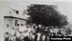 Ысык-Ата районундагы Сынташ колхозуна Тажикстандан көчүп келген жердештерим. 1993-жыл