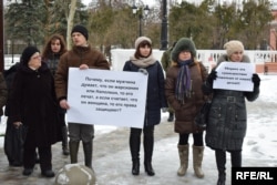 Митинг «за нравственные ценности» возле здания театра