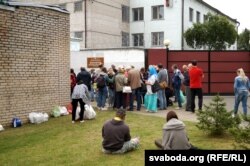 Біля Могильовського ізолятора у перші дні після виборів