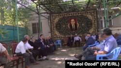 Друзья и родственники Каххора Махкамова пришли в его дом, чтобы проститься с ним