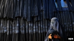 Мазари-Шарифте соода кылып жаткан ооган аял.