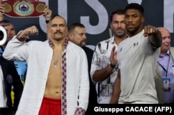 Украинский боксер Александр Усик (слева) и его британский соперник Энтони Джошуа. Джидда, Саудовская Аравия 19 августа 2022 года