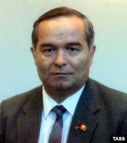 Yslam Kerimow 1989-njy ýylda Sowet Özbegistanyň kommunistik partiýasynyň birinji sekretary bolmak bilen ýokary syýasy orna eýe boldy