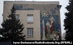 Одно из мозаичных панно «Покорители космоса» в настоящий момент разрушено на 60%