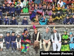 Королевская чета в ожидании начала танцевального представления в селении народности калаши в Читрале.