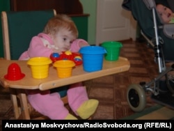 Дівчинка не може самостійно ковтати. Її годують через зонд. Хмельницький, 21 жовтня 2011 року