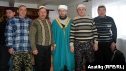 Таулы авылы мөселманнары. Уртада Руслан хәзрәт Вахитов