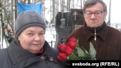 Ніна та Михайло Жизневські на могилі сина, Гомельська область, Білорусь, січень 2016 року