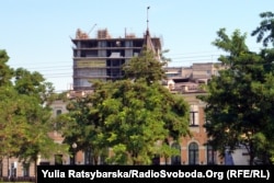 На недобудову поблизу школи з ініціативи міськради почепили плакат