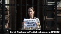 Правозахисниця Олександра Матвійчук вийшла з одиночним пікетом (до оголошення вироку) до посольства РФ на підтримку Константина Котова, Київ, 5 вересня 2019 року