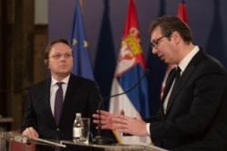 Олівер Варгеї (ліворуч) слухає президента Сербії Александра Вучича під час пресконференції у Белграді. 6 лютого 2020 року