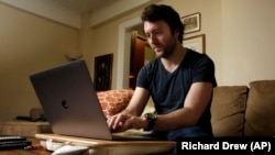 Майкл Вайс, журналіст-розслідувач