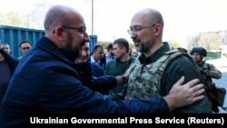 Украинанын өкмөт башчысы Денис Шмыгаль жана Еврокеңештин президенти Шарль Мишель. 9-май, 2022-жыл.