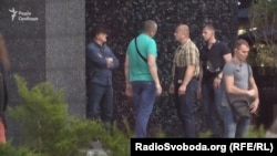 За два дні після прибуття Коломойського до Києва журналісти помітили численну охорону біля його офісу