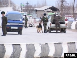 Баткен менен чек аралаш аймактагы өзбек чек ара бекеттеринин бири.