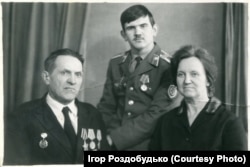 Мої дідусь, бабуся та дядько з боку матері. Світлина 1970-х років. Місто Новозибків на Стародубщині