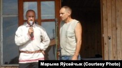 Васіль Шкіндзер і Уладзімер Крыцкі сьпяваюць: "Хмель-віно зялёнае – усё маё пахмелейка"