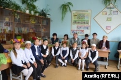 Мәктәп укучылары дәрестә