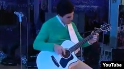 Президент Туркмении играет на гитаре