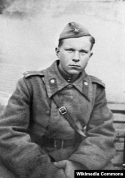 Васіль Быкаў у часы вайны.