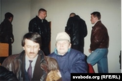 Невядомыя асобы, якія прыйшлі ў Авальную залю ў 23 гадзіны 11 красавіка 1995 г. На першым пляне — Лявонці Зданевіч і Лявон Баршчэўскі. Фота Лявона Дзейкі